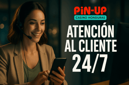 Imagen de una joven asesora de atención al cliente con auriculares en Pin-Up Casino Honduras, sonriendo mientras atiende desde su computadora y móvil, destacando el servicio de soporte 24/7
